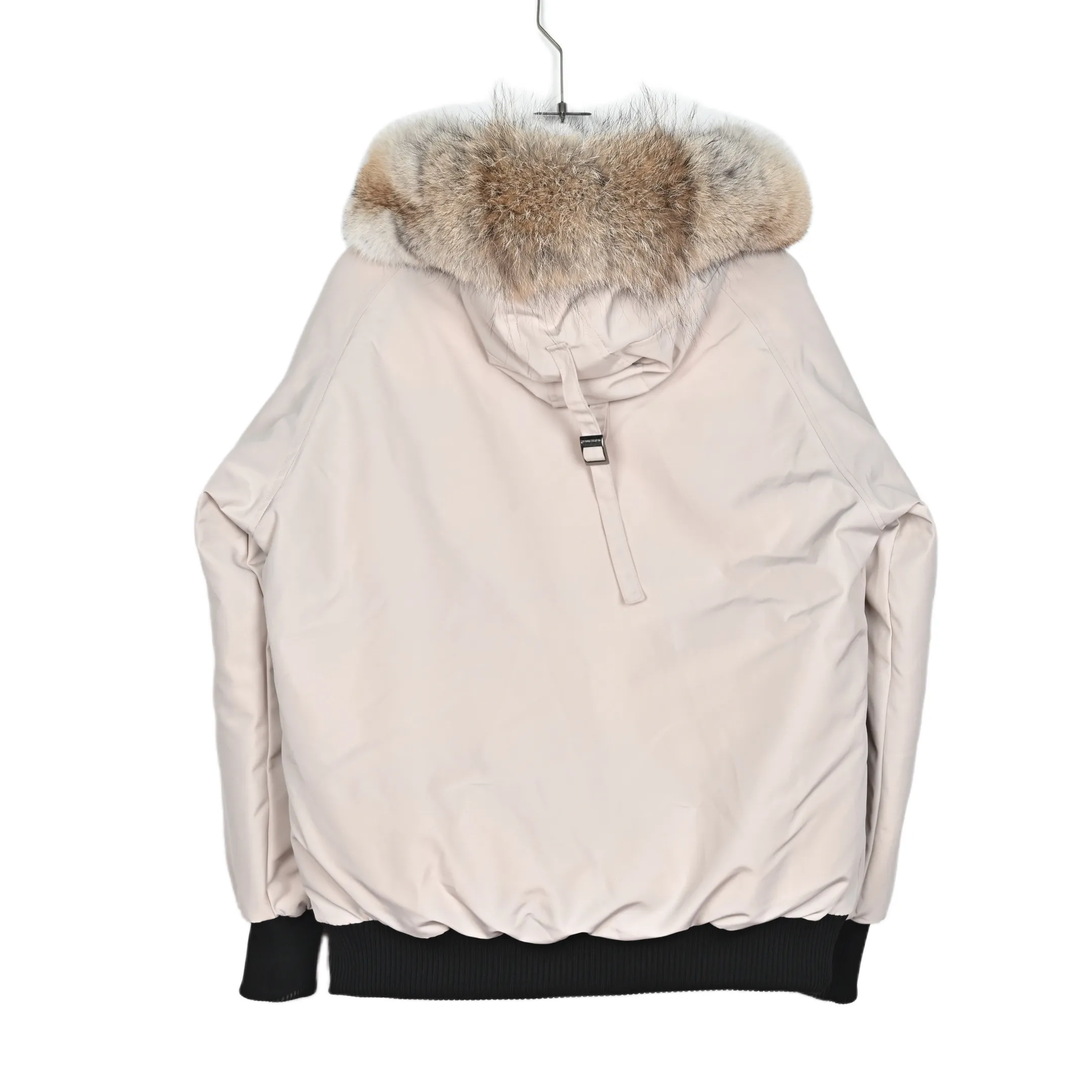 P720 𝐂𝐚𝐧𝐚𝐝𝐚 𝐆𝐨𝐨𝐬𝐞 𝐄𝐱𝐩𝐞𝐝𝐢𝐭𝐢𝐨𝐧 𝟕𝟗𝟗𝟗𝐌 Canada Goose Model 01 Short Down Jacket 🔝Product color: black, off-white, graphite gray, navy blue, sky blue 🔝Product size: XS S M L 2️⃣Exclusively customized 18-count fabrics with the same ZP. Using "Arctic Tech" fabric technology, the outer fabric is 84.5% polyester fiber and 15.5% cotton, the lining is 100% cotton fiber, and the padding is 100% polyester fiber. It is durable, waterproof, windproof, cold-resistant and warm. 3️⃣The lining is made of 40D Nylon AC oil-based glue, with level 5 single-dye fastness. The collar flannel is made of original high-density mercerized velvet, and the pocket fabric is made of elastic high-density polar fleece, which is soft and skin-friendly. The bile cloth is made of 330T polyester anti-velvet No. 7 needle to prevent lint from running away. If there is lint running away, it will be given away for free! 4️⃣The JUKI large-scale sewing machine imported from Japan is professional in stitching and seaming. It completely follows the original 106 stitches on the whole piece of clothing and is reinforced throughout. The length of each jujube follows the original one and is fixed at 1-1.1cm. The density and length are the same as the original one. 5️⃣Yoshida YKK original zipper, Y-shaped double hook Velcro, and the cuffs are made of custom thickened seamless threads. This year, high-elastic spandex gold thread is added to the cuff thread to increase elasticity and strength. From fabrics and gallbladders to buttons and drawstrings, all are custom-developed and authentic. 6️⃣The imported Tajima embroidery machine is used to customize the chest logo with thousands of needles. The pattern is full and three-dimensional, and it is infinitely close to the original product. 7. The fur collars are made from western coyote skins imported from Canada. We purchased 10,000 top-quality fur collars in the spring. The width of the fur collars is 14cm and the length is 55cm. This winter, the quality of the fur collars will be stable throughout the season, eliminating the uneven quality of fur collars in the middle and later stages! 7️⃣Packaging is in a three-dimensional handbag with cards included. It’s more impressive to give it away and keep it for yourself.